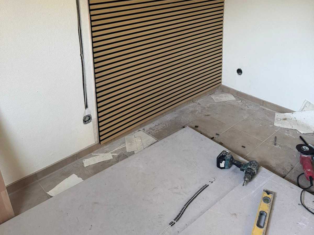 Holzlamellen Wandverkleidung fertig – A & F Galabau