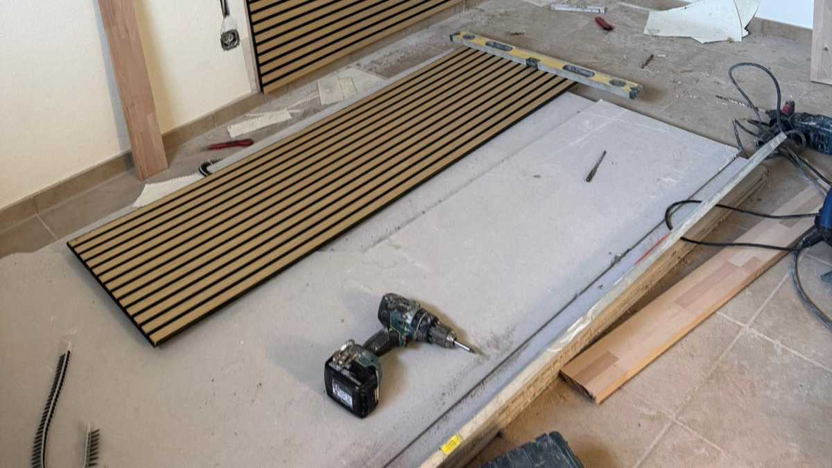 Innenausbau Holzlamellen Wandverkleidung – A & F Galabau