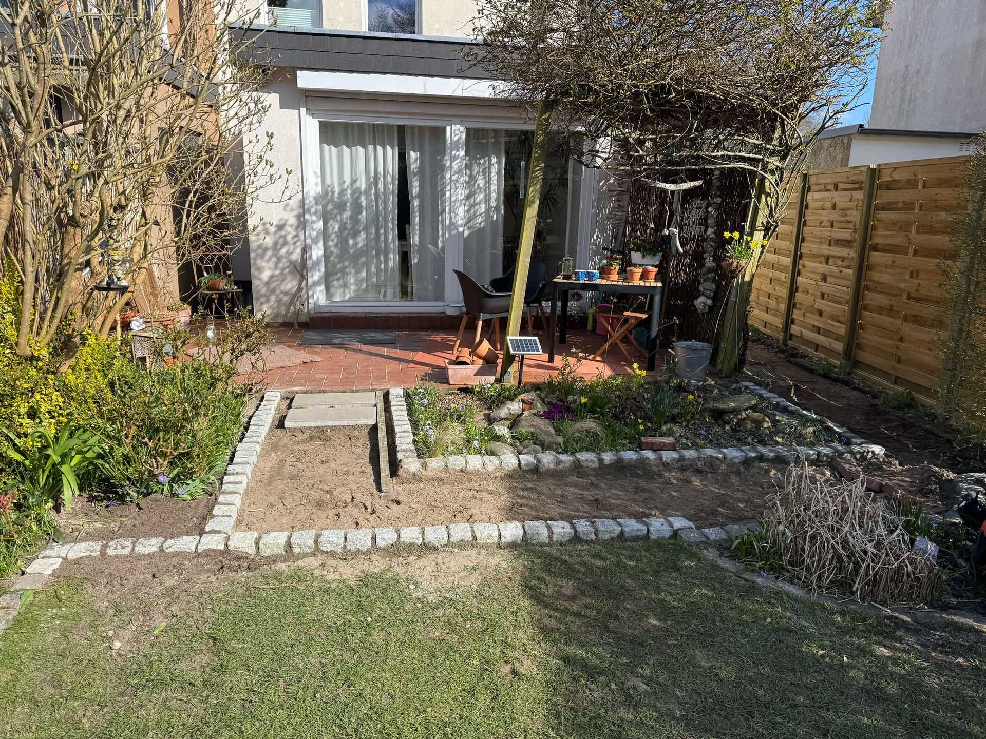 Terrassenpflasterung mit Graniteinfassung – A & F Galabau